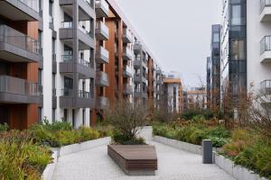 un jardín frente a un edificio de apartamentos en Brabank Luxury Emerald Fitness&Sauna Free Parking by Grandview, en Gdansk