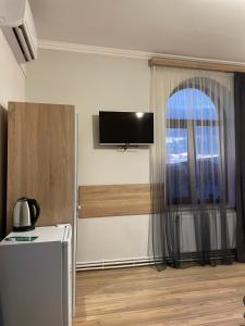 Televiisor ja/või meelelahutuskeskus majutusasutuses DECCA Hotel