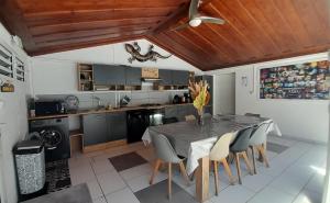 Η κουζίνα ή μικρή κουζίνα στο Villa Cap Jaune, Piscine, Détente, Vue à Vincendo +2 φωτογραφίες