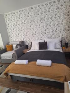 Posteľ alebo postele v izbe v ubytovaní Várfal apartman