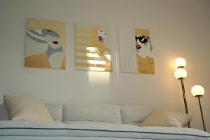 Postel nebo postele na pokoji v ubytování Sunset Haven Piraeus