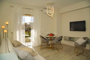 TV a/nebo společenská místnost v ubytování Sunset Haven Piraeus