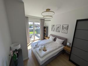 una camera da letto con un letto con un ragno sopra di Magic Apartments - Zibi a Zator