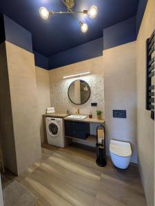 un bagno con lavandino e lavatrice di Magic Apartments - Zibi a Zator Altre 20 foto