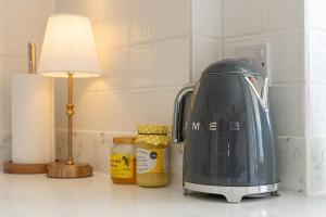 Příslušenství pro přípravu čaje a kávy v ubytování Bloom Cottage - Cotswolds escape