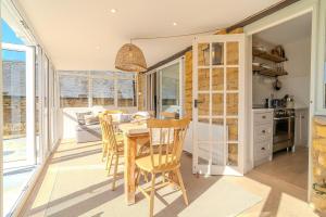 Kuchyň nebo kuchyňský kout v ubytování Bloom Cottage - Cotswolds escape