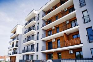 un'immagine di un condominio con balconi di Magic Apartments - Zibi a Zator