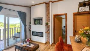 Μια τηλεόραση ή/και κέντρο ψυχαγωγίας στο Applecross B&B and Luxury Self Catering Cabins free parking