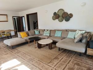 ein Wohnzimmer mit Sofa und Tisch in der Unterkunft Casa Tritons in Port d'Alcúdia