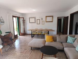 ein Wohnzimmer mit Sofa und Tisch in der Unterkunft Casa Tritons in Port d'Alcúdia