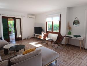 ein Wohnzimmer mit Sofa und Tisch in der Unterkunft Casa Tritons in Port d'Alcúdia