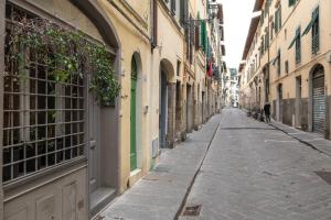 een lege straat in een steeg met gebouwen bij The Florentine Backpacker in Florence