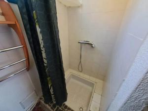 Kúpeľňa v ubytovaní Studio charmant à Treignac avec terrasse de 22 m²