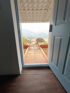 Vista generica sulle montagne o vista sulle montagne dall'interno della stanza in casa privata