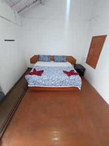 Letto o letti in una camera di Cascade Meadows Bungalow with Waterfall View