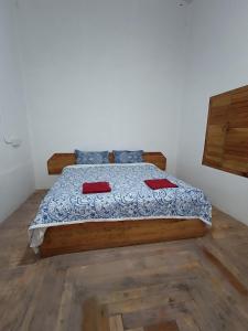 Letto o letti in una camera di Cascade Meadows Bungalow with Waterfall View