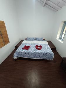 Letto o letti in una camera di Cascade Meadows Bungalow with Waterfall View