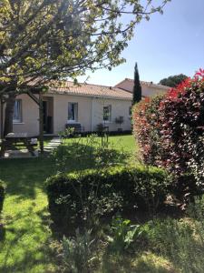 Aed väljaspool majutusasutust Chambre d'Hôtes Les Bacquerins