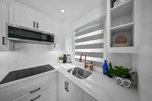 Hidden 3BR Gem with Workspace, Fast wifi and Parkingにあるキッチンまたは簡易キッチン