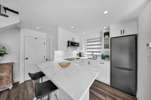 Hidden 3BR Gem with Workspace, Fast wifi and Parkingにあるキッチンまたは簡易キッチン