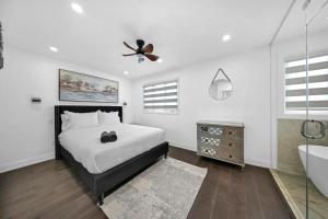 Hidden 3BR Gem with Workspace, Fast wifi and Parkingにあるベッド