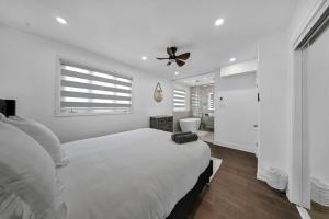 Hidden 3BR Gem with Workspace, Fast wifi and Parkingにあるベッド