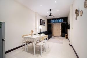 une salle à manger et un salon avec une table et des chaises dans l'établissement OH Homes - Samsen 10, à Bangkok 25 autres photos