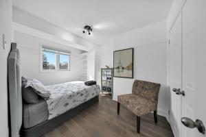 Hidden 3BR Gem with Workspace, Fast wifi and Parkingにあるベッド
