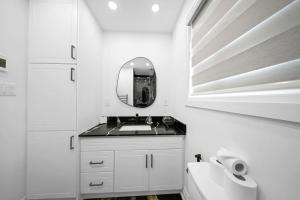 Hidden 3BR Gem with Workspace, Fast wifi and Parkingにあるキッチンまたは簡易キッチン