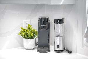 Hidden 3BR Gem with Workspace, Fast wifi and Parkingにあるコーヒーまたはお茶