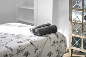 Hidden 3BR Gem with Workspace, Fast wifi and Parkingにあるベッド