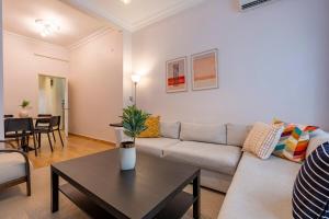 Χώρος καθιστικού στο Central 3-Bedroom Apartment with High Ceilings