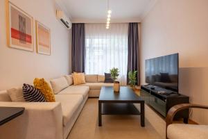 Χώρος καθιστικού στο Central 3-Bedroom Apartment with High Ceilings