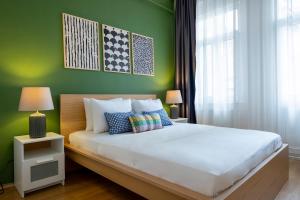 Ένα ή περισσότερα κρεβάτια σε δωμάτιο στο Central 3-Bedroom Apartment with High Ceilings