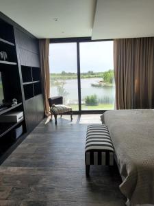 Schlafzimmer mit einem großen Bett und Seeblick in der Unterkunft Casa a la laguna in Belén de Escobar