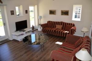 TV a/nebo společenská místnost v ubytování Luxury Old Stone Cottage, Beautifully Presented