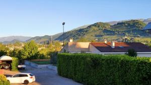 Vista generica sulle montagne o vista sulle montagne dall'interno dell'appartamento
