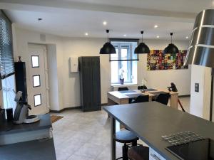 une cuisine avec une table et des chaises dans une pièce dans l'établissement La Brocante, à Granges-Aumontzey