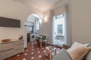 een woonkamer met een bank, een tafel en een raam bij The Florentine Backpacker in Florence