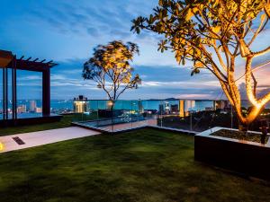 Sea View High Flr,2 Bed Room Exclusive At Pattaya في جنوب باتايا: اطلالة على المدينة من سطح منزل