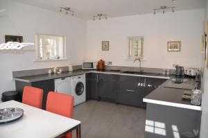 Kuchyň nebo kuchyňský kout v ubytování Luxury Old Stone Cottage, Beautifully Presented