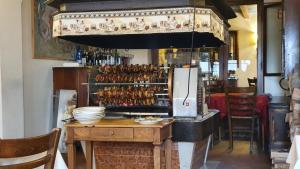 una cucina con piano di lavoro e piano cottura di Casa Lorelein a Pieve di Soligo