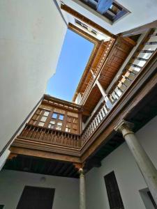 un gran techo de madera en un edificio con ventana en Home4u Castillejos, en Granada