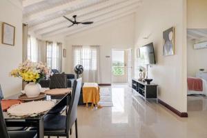 BellaRose at Colbeck ,Gated with Pool, Stylishly modern的休息区