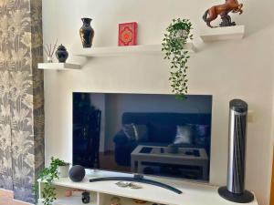 a living room with a blue couch and a mirror at Home4u Calle Barcelona in Armilla