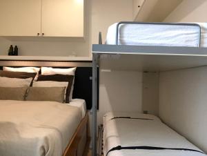 two bunk beds in a small room with a window at Oostduinkerke Estacade ZEEDIJK in Oostduinkerke