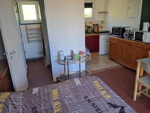 una piccola cucina con un tavolo in una stanza di Le paradis de Marie a Treignac Altre 6 foto