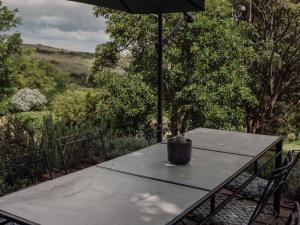 Una mesa con una sombrilla y una maceta encima. en Riverbed Africa, en Lydenburg 29 fotos más
