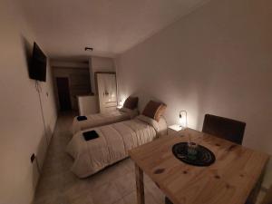 a living room with a couch and a table at Dto funcional MT in Bahía Blanca