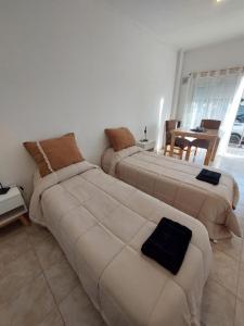 a living room with two beds and a couch at Dto funcional MT in Bahía Blanca